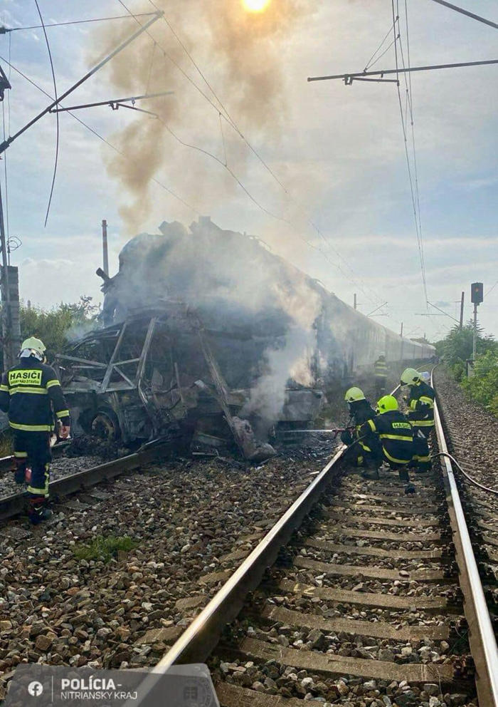 ผู้โดยสาร 200 ชีวิตระทึก รถไฟยูโรซิตี้ ชนรถบัสขาดสองท่อน เสียชีวิต 6 ราย