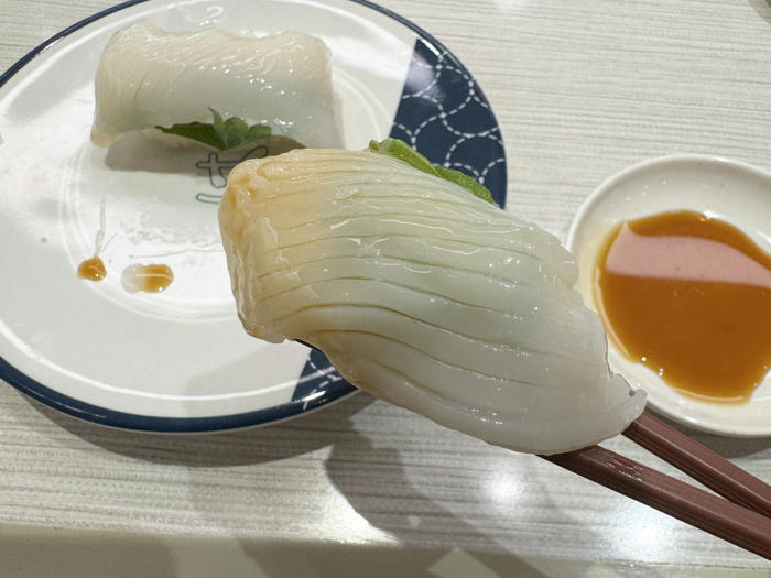 【甘いよぉ】中国の『はま寿司』へ行ったら全ネタが「ブリュレ」されていた … 信じてもらえないかもしれないが