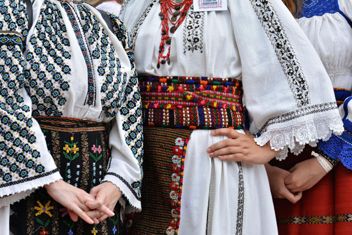 louis vuitton firma un acuerdo de colaboración con el gobierno rumano tras retirar una blusa inspirada en su folklore