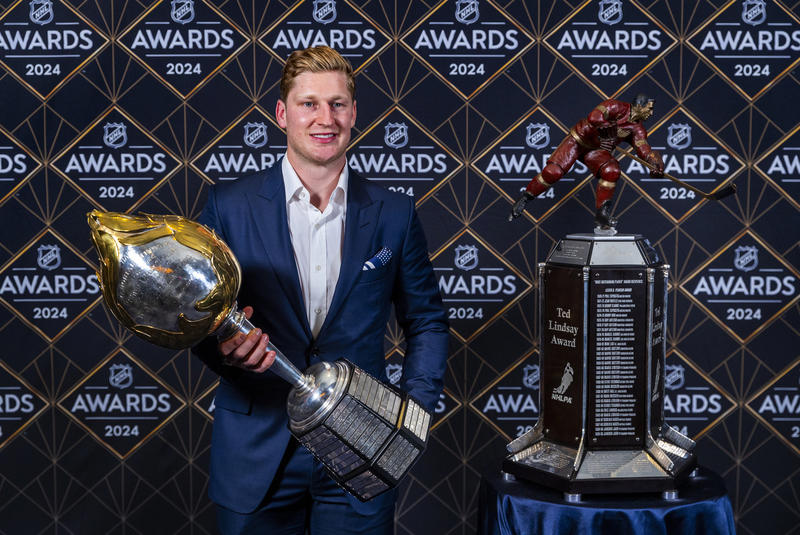 mackinnon získal hartovu trofej pro nejužitečnějšího hráče i ted lindsay award