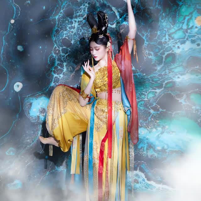 宋茜COS杨玉环，古风造型十分惊艳，身姿妖娆，举止优雅，绝美！
