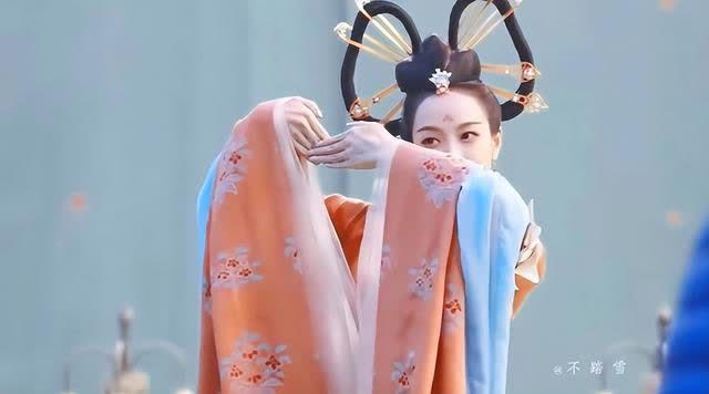 宋茜COS杨玉环，古风造型十分惊艳，身姿妖娆，举止优雅，绝美！