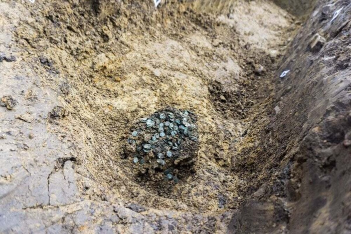 αρχαιολόγοι ανακάλυψαν θησαυρό με ασημένια νομίσματα του 13ου αιώνα κάτω από κάστρο