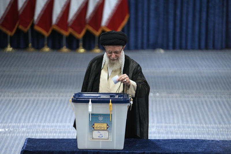 v prezidentských volbách v íránu vede reformista masúd pezeškján