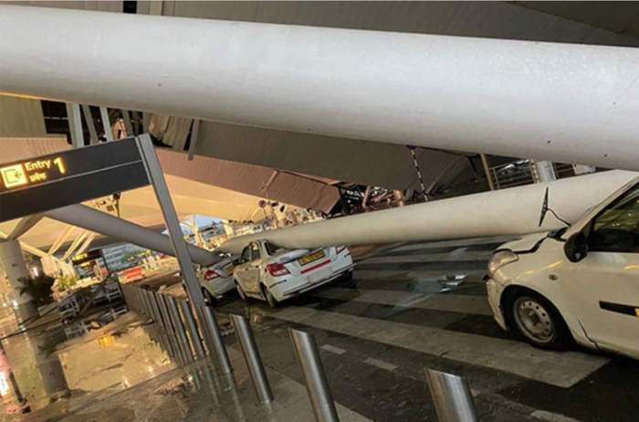 หลังคาอาคารผู้โดยสาร สนามบินในนิวเดลี ทรุดตัวพังถล่ม ดับ 1 เจ็บ 8