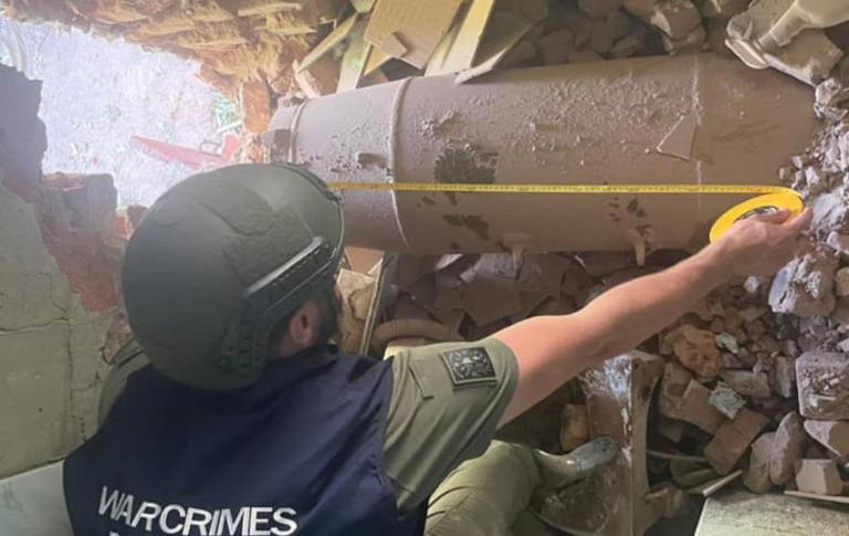 러시아가 쏜 활공폭탄, 가정집 벽 박혀…불발된 덕에 어린이 무사 [포착]