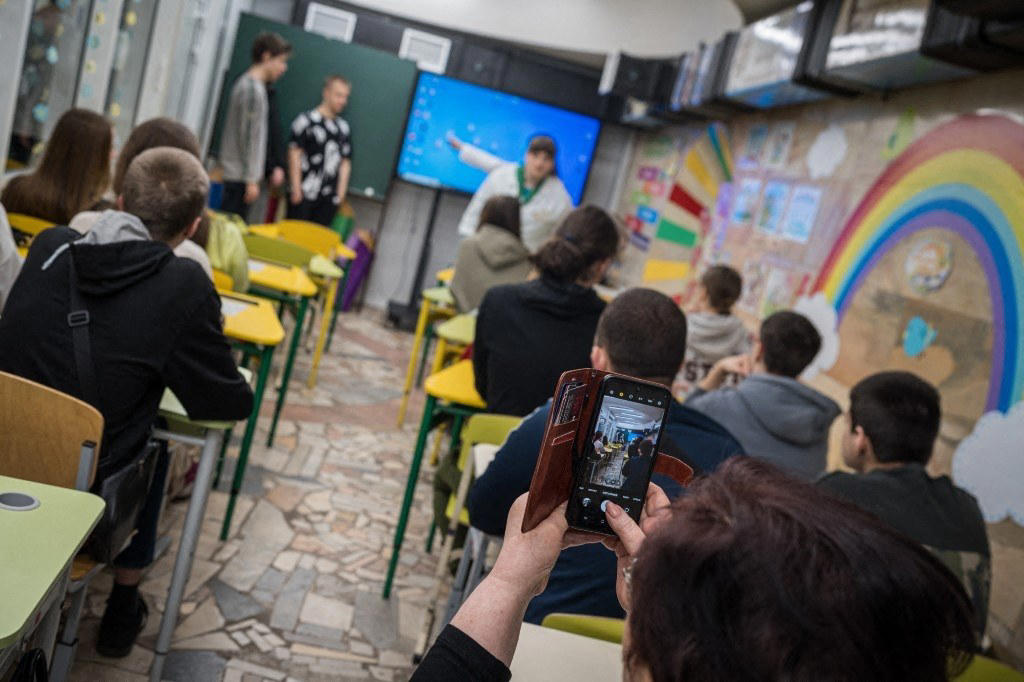 młodzi ukraińcy będą mogli wyjechać z kraju. ale nie wszyscy
