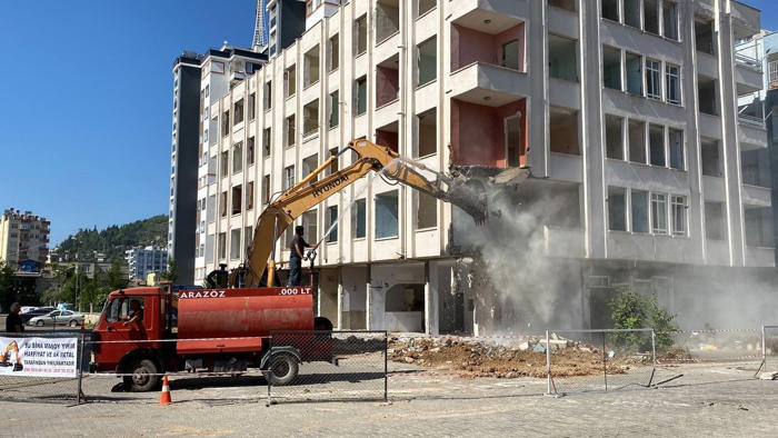 kozan’da ağır hasarlı binaların yıkımına 18 ay sonra başlandı