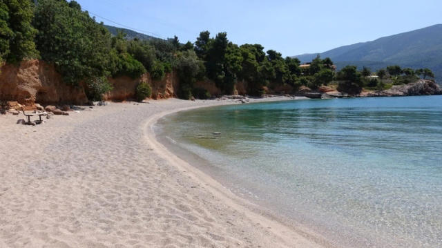απάτητες παραλίες: άλλες 40 παραλίες εντάχθηκαν στη λίστα – απαγορεύονται ομπρέλες και ξαπλώστρες