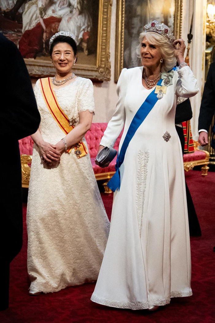 la reina camilla luce la tiara de rubíes más espectacular de isabel ii que ella mandó realizar desmontando otra