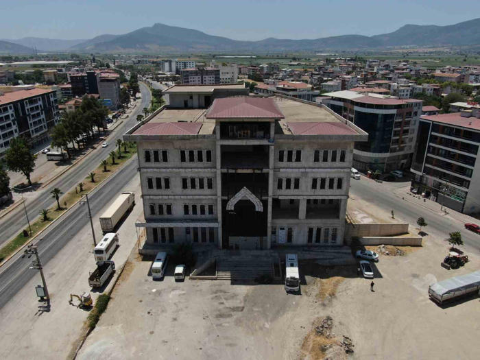 belediye binası olarak inşa edilen yapı talan edildi: milyonlarca lira kamu zararı oluştu