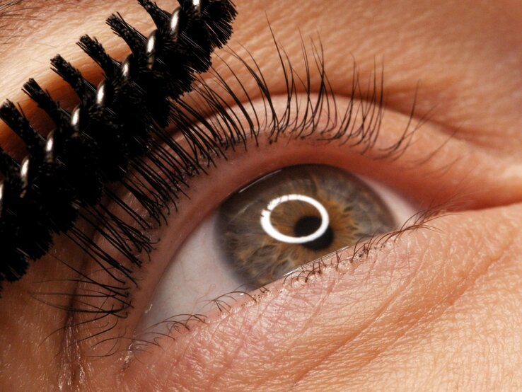 Wimpern selbst färben: So einfach geht&amp;#39;s allein zu Hause