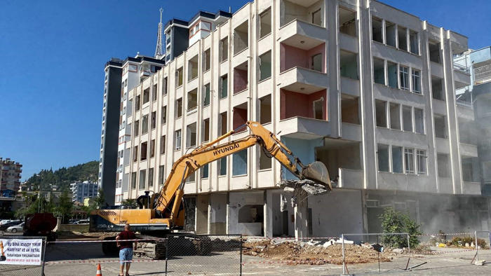 kozan’da ağır hasarlı binaların yıkımına 18 ay sonra başlandı