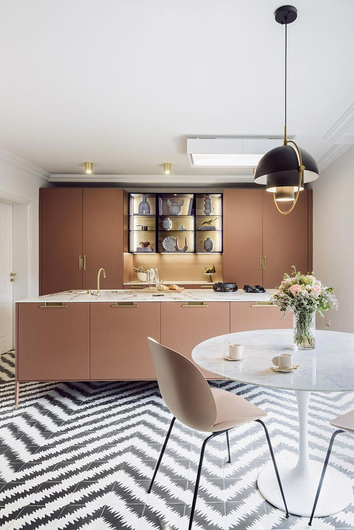 así se diseñó esta preciosa cocina decorada en rosa y dorado con un práctico office