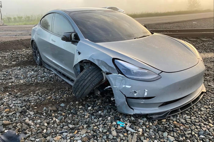 tesla autopilot appears to veer electric vehicle onto train track it mistook for road