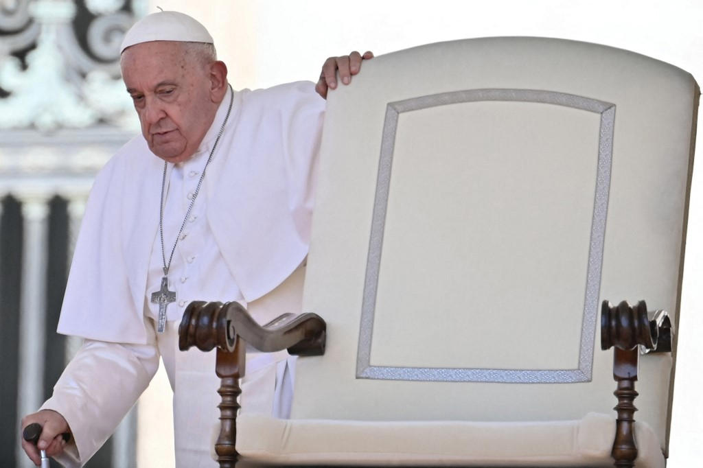 papież franciszek zawiesza obowiązki. odwołano audiencje