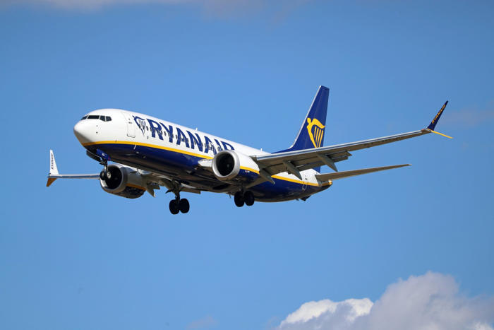boeing 737 max dives 2,000ft in 17 seconds on ryanair flight to london