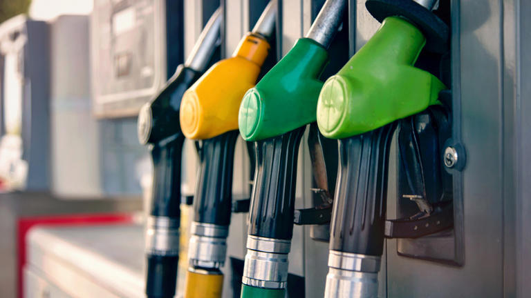 nincs megállás, szombaton is emelkedik a benzin ára