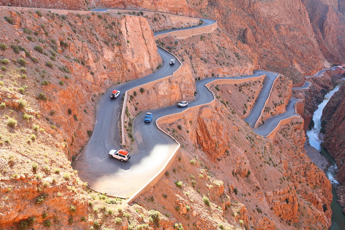 <p><strong>Driving on America’s roads can be an adventure, but some routes pose significant challenges due to their design, location, or conditions. Here’s a look at some of the most dangerous roads in the U.S. and tips on how to navigate them safely.</strong></p>