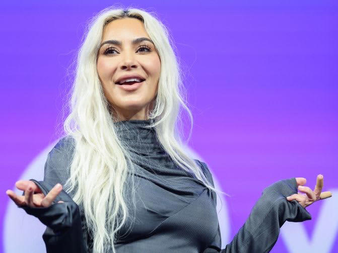 kim kardashian: ihr kleid verbirgt nichts: diese maxi-kurven sollen alle sehen