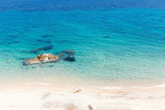 απάτητες παραλίες: 40 επιπλέον παραλίες εντάσσονται στη λίστα – απαγορεύονται ξαπλώστρες, beach bar, μουσική, θαλάσσια σπορ