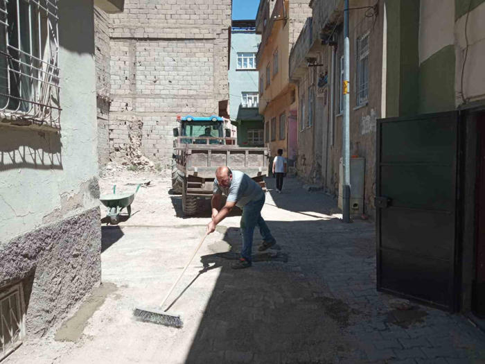 siirt şehir genelinde yol bakım ve onarım çalışmaları devam ediyor