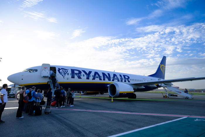 boeing 737 max dives 2,000ft in 17 seconds on ryanair flight to london