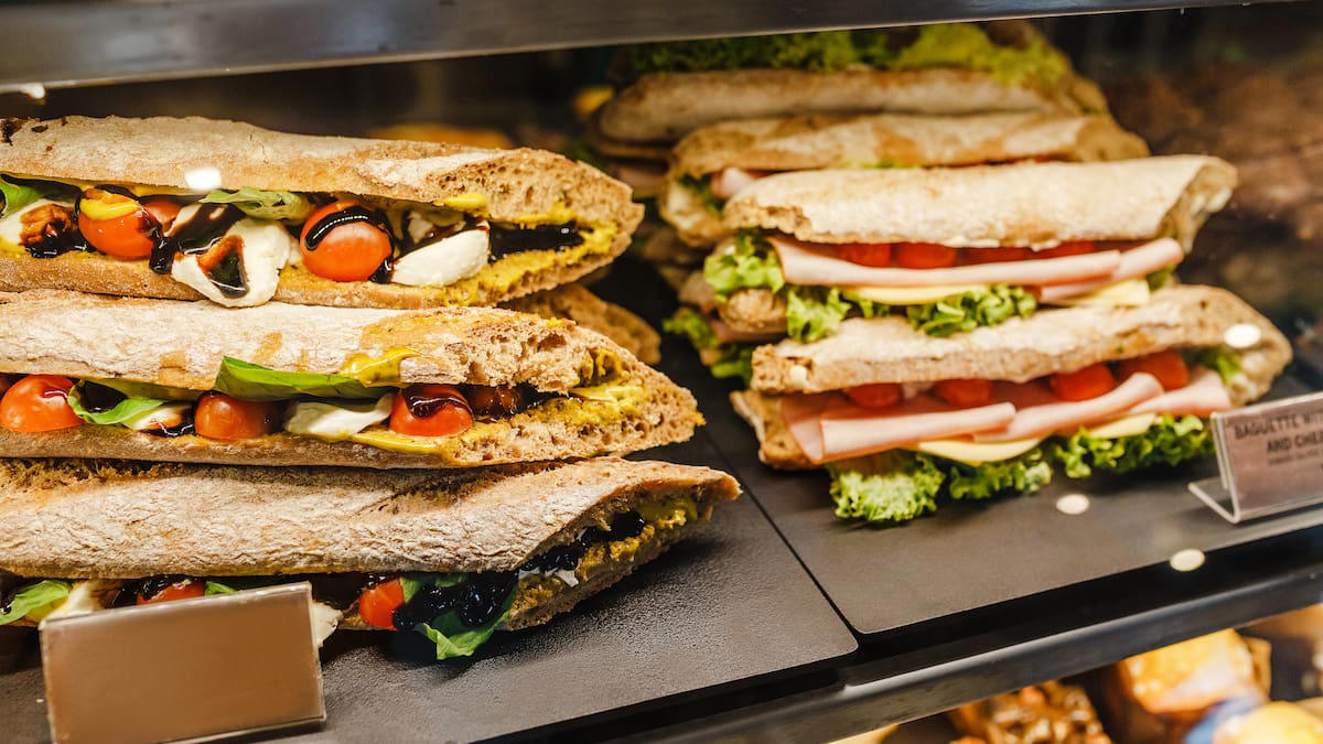 aufgepasst – sandwich doppelt und wasser fast fünfmal so teuer!: tankstellen-falle auf dem weg in die italien-ferien