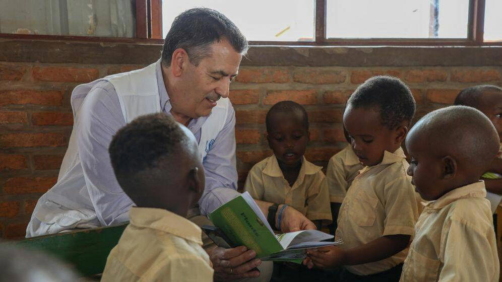 profuturo acerca la tecnología a las aulas del campo de refugiados de mahama (ruanda)