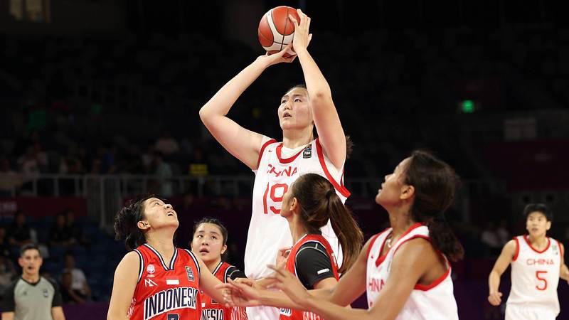 surreale bilder aus china: zhang ziyu ist die größte basketballspielerin der welt!