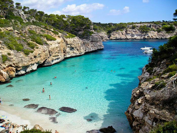 vacanze al mare, prezzi alle stelle: così gli italiani vanno in ferie in spagna, grecia e albania