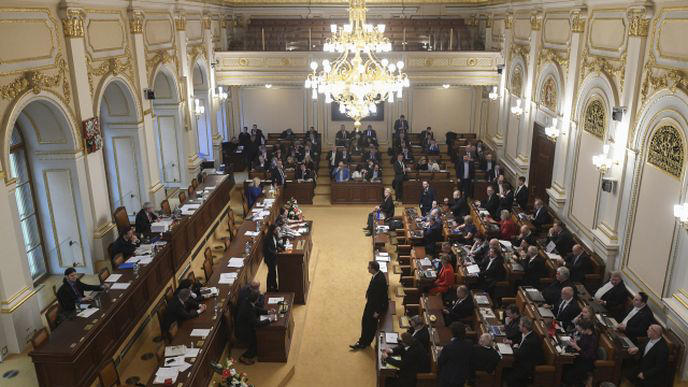 sněmovna schválila novelu zákoníku práce, stanoví nová pravidla pro minimální mzdu
