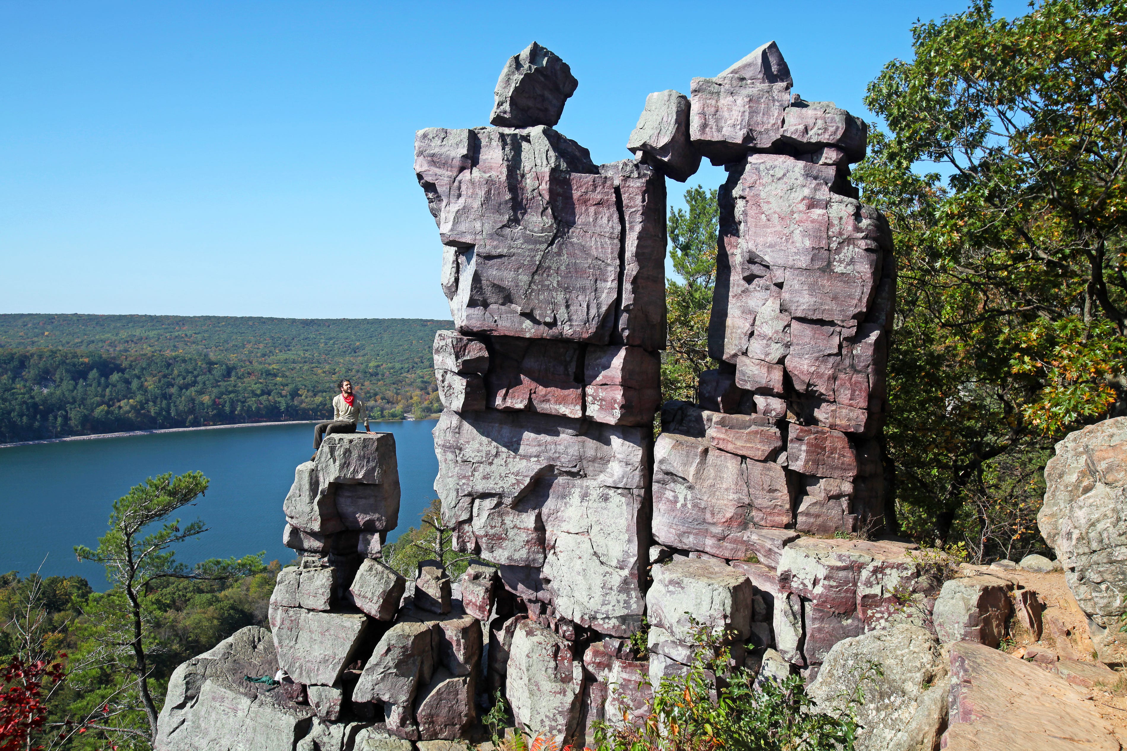 Hiker dies in fall from Devil's Doorway at Devil's Lake State Park