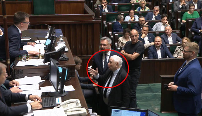 kaczyński niespodziewanie wszedł na mównicę. podszedł do hołowni