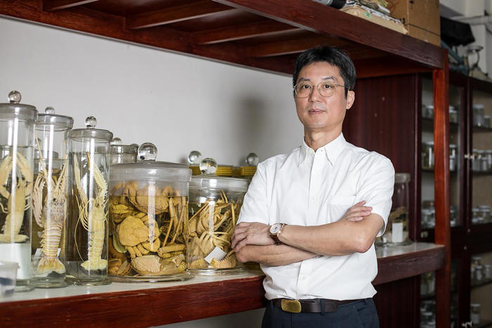 台灣第一人！海大教授陳天任獲國際甲殼類研究最高榮譽