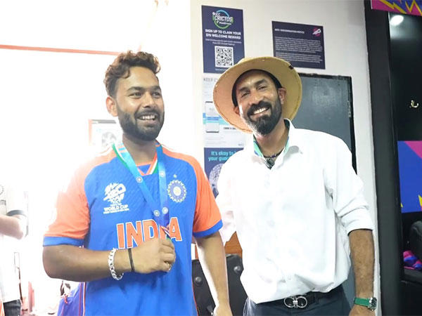 t20 wc: dinesh karthik presents rishabh pant with 'fielder of the match' award after win over england