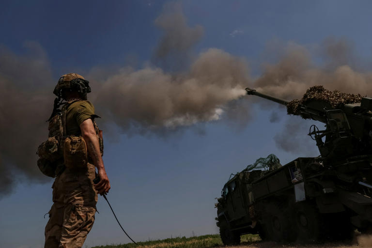 Si au premier trimestre, les munitions dans son unité étaient strictement rationnées à « six obus par canon par 24 heures », aujourd'hui la limite à été portée à « jusqu'à 40 par jour », a détaillé un militaire Ukrainien.