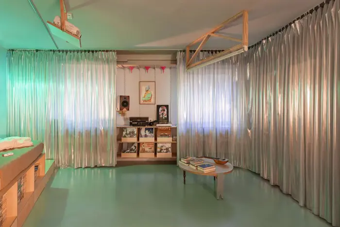 el vídeo del piso del niño de elche, iluminado con coladores y embudos
