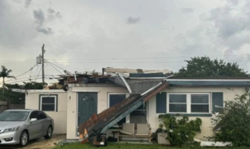 tornado impacta vecindario en melbourne; hay varias casas con daños