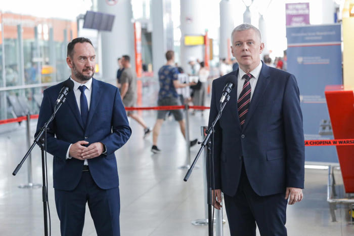 siemoniak: otworzymy punkty paszportowe na lotniskach w krakowie, gdańsku i katowicach