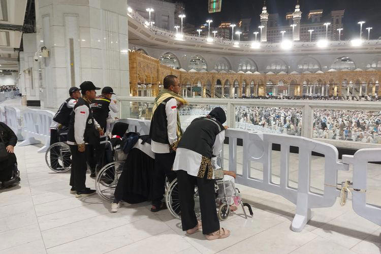 jemaah haji belum ke masjidil haram, difasilitasi ppih doa di depan kabah