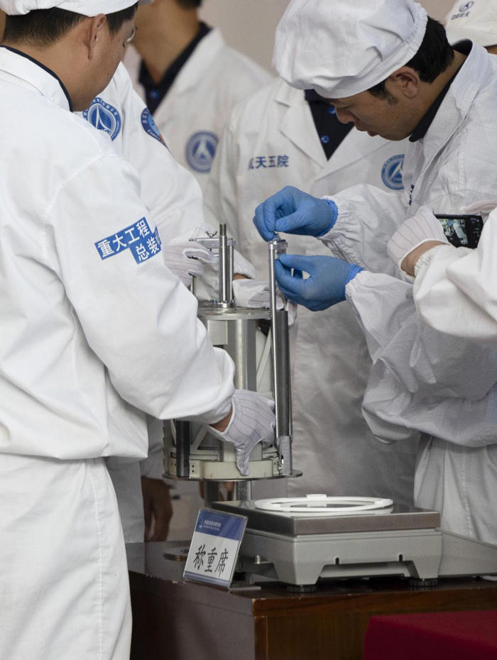 月探査機「嫦娥6号」が持ち帰った試料、北京で引き渡し式