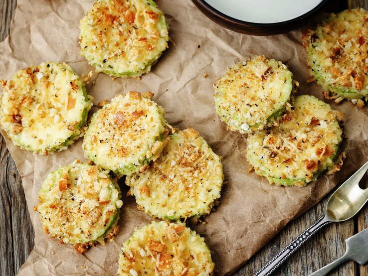 Zucchini paniert mit Parmesan: Dieses Low-Carb-Fingerfood wirst du lieben!