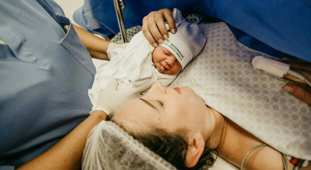 bimba «ha fretta» di nascere, la mamma partorisce durante la visita ginecologica. il medico: «l’avevo avvisata che mancava poco»