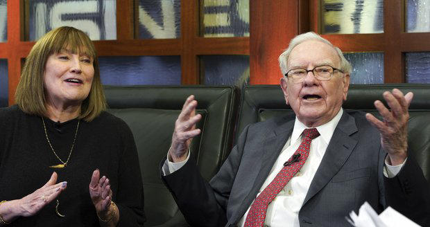 velké gesto superboháče warrena buffetta (93): charitám věnoval akcie za 124 miliard