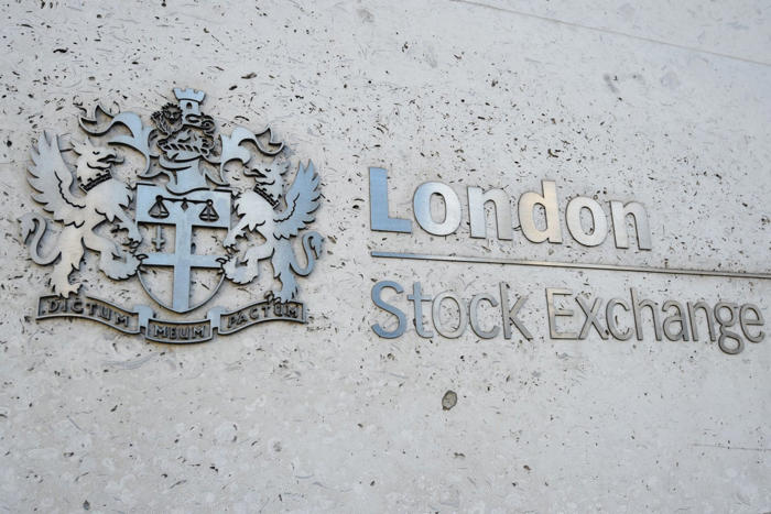 london’s top share index ends lacklustre week in the red