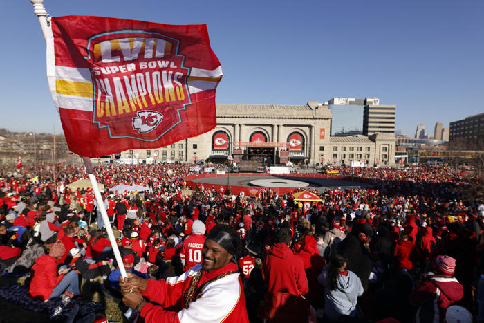 missouri governor plans to be aggressive to keep kansas city chiefs from moving