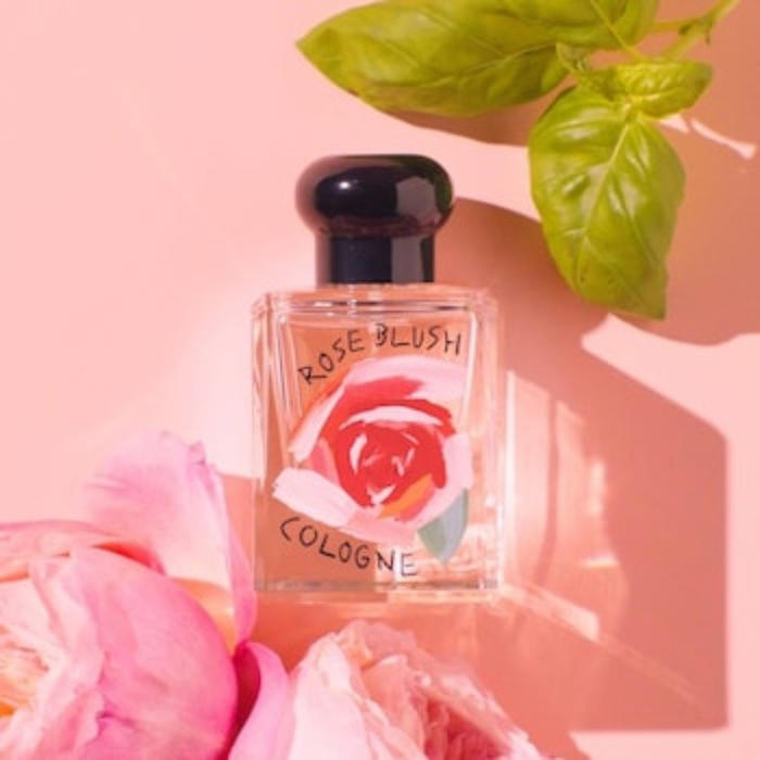 los perfumes de mujer con olor a rosas más exquisitos e irresistibles