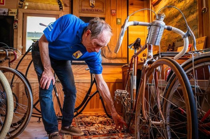 juste avant les pros, ce cycliste de 68 ans a fait un tour de france de 4 000 km en cinq semaines