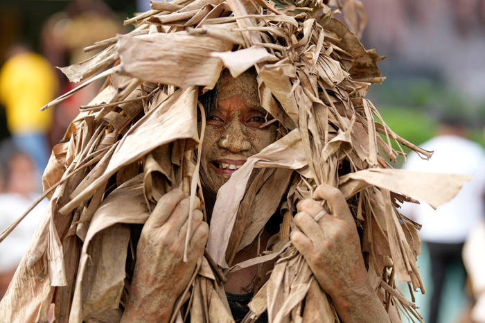 photo essay: mud people of the philippines
